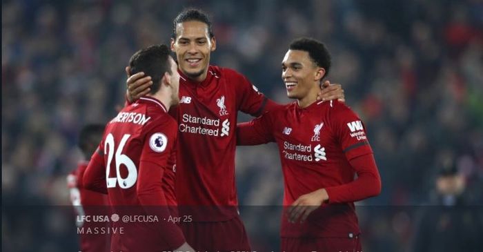 Trio bek Liverpool, Virgil van Dijk (tengah) bersama Andy Roberton dan Trent Alexander-Arnold.