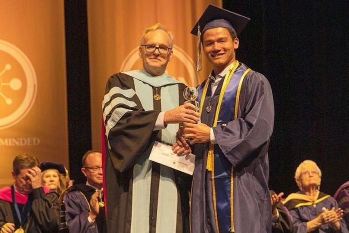 Alexis Wijaya Omar saat mendapatkan penghargaan dari California Baptist University, Selasa (30/4/2019).