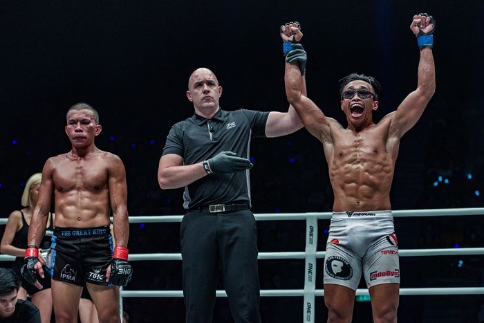 Atlet ONE Championship asal Indonesia, Sunoto (kanan), mengalahkan rekan senegaranya, Paul Lumihi, dalam ONE: For Honor di Istora Senayan, Jumat (3/5/2019).