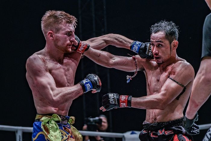 Petarung asal Inggris, Jonathan Haggerty (kiri), adu pukul dengan juara dunia ONE Flyweight Muay Thai, Sam-A Gaiyanghadao, dalam ONE: For Honor di Istora Senayan, Jumat (3/5/2019).