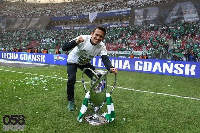 Egy Maulana Vikri berfoto bareng trofi Piala Polandia usai mengalahkan Jagiellonia Bialystok dengan skor 1-0 di partai final Piala Polandia yang digelar di Stadion Nasional, Warszawa, Kamis (2/5/2019).