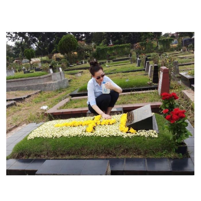 Jelang puasa, Christy Jusung nyekar makam ayahnya