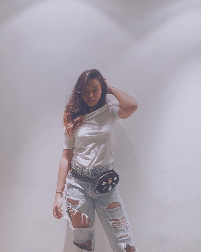 Nayla dengan atasan putih dan ripped jeans