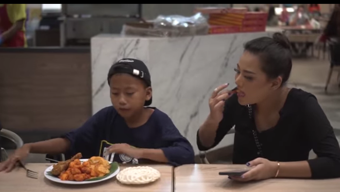 Aurel Hermansyah makan bareng Putra si Penjual Cilok