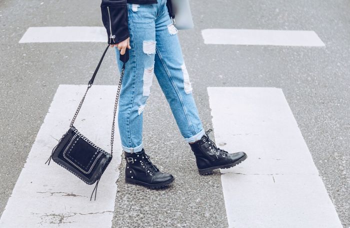 Gaya boyish look untuk tampilan stylish lady biker