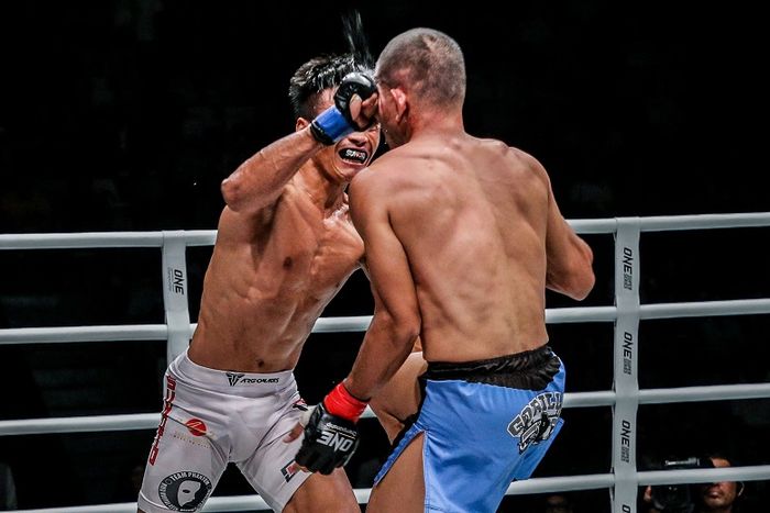 Atlet ONE Championship asal Indonesia, Sunoto (kiri), melepaskan pukulan ke rekan senegaranya, Paul Lumihi, dalam ONE: For Honor di Istora Senayan, Jumat (3/5/2019).