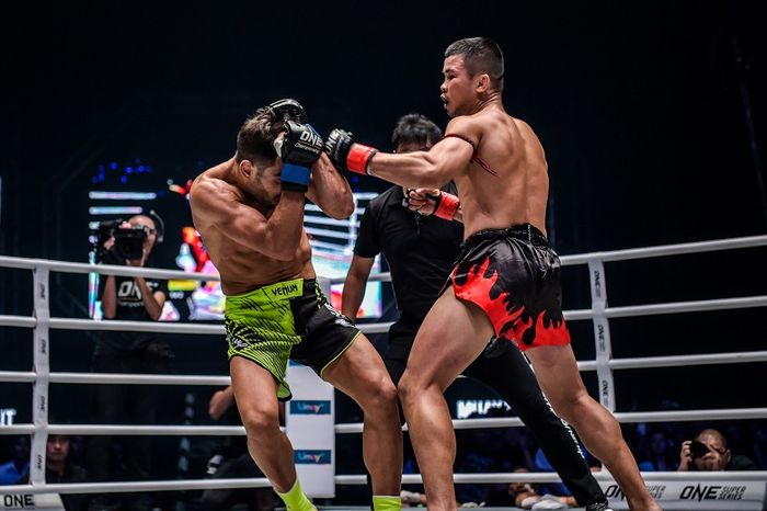 Atlet ONE Championship asal Thailand, Nong-O Gaiyanghadao (kanan).