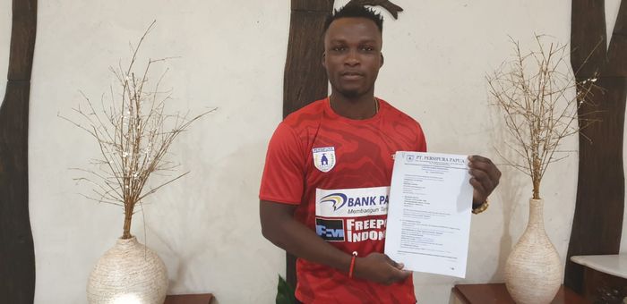 Gelandang asal Sierra Leone, Ibrahim Conteh, resmi berseragam Persipura Jayapura untuk Liga 1 2019.