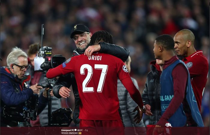 Pelatih Liverpool, Juergen Klopp, memeluk Divock Origi seusai laga leg kedua semifinal Liga Champions melawan Barcelona di Stadion Anfield, Selasa (7/5/2019).