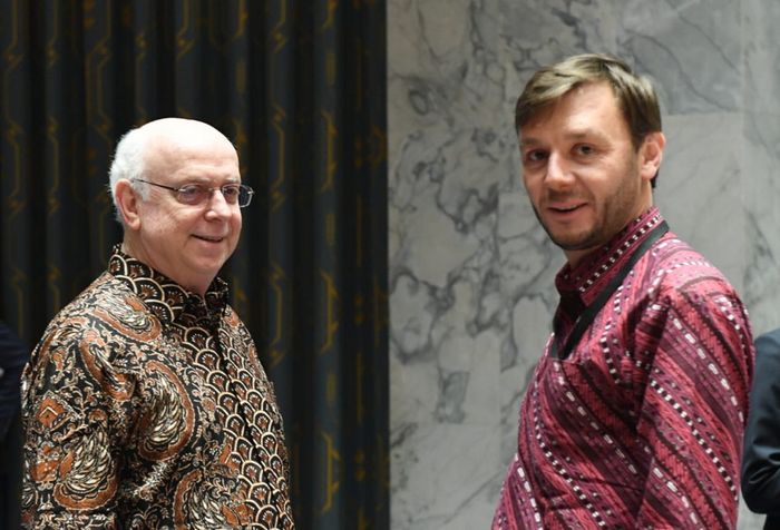 Utusan Khusus Republik Dominika untuk PBB Jose Singer Weisinger (kiri) dan Koordinator Politik Misi Perancis untuk PBB Antoine Michon mengenakan batik saat menghadiri sidang Dewan Keamanan PBB di New York Selasa (7/5/2019).