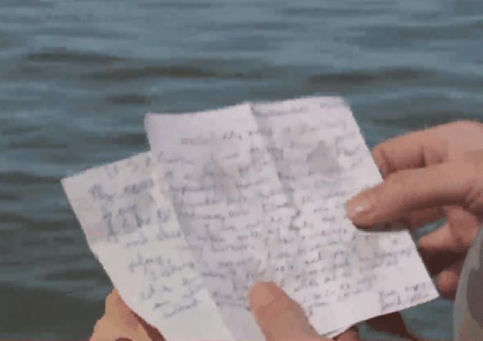 Surat dalam botol yang ditemukan oleh Amy dan putrinya.