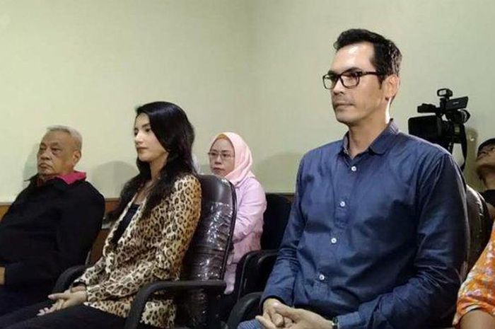 Tsania Marwa dan Atalarik Syah saat berada di ruang sidang Pengadipan Agama Cibinong, Kabupaten Bogor.