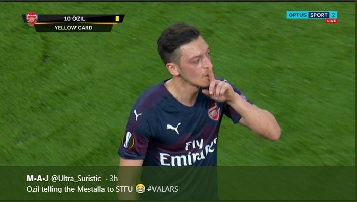 Gesture gelandang Arsenal, Mesut Oezil, kepada suporter Valencia dalam leg kedua semifinal Liga Europa di Stadion Mestalla, Kamis (9/5/2019)