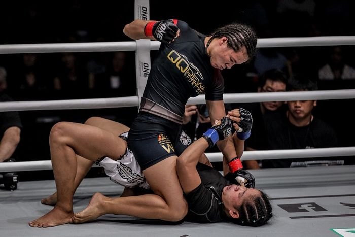 Atlet ONE Championship asal Indonesia, Priscilla Hertati Lumban Gaol (atas), melepaskan pukulan ke petarung Kamboja, Nou Srey Pov, dalam ONE: For Honor di Istora Senayan, Jumat (3/5/2019).