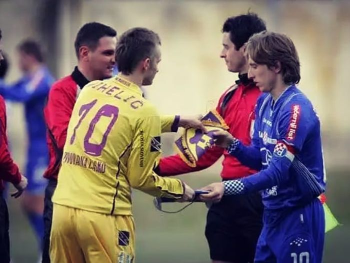 Pemain asing Persib Bandung, Rene Mihelic, kala bersalaman dengan bintang Real Madrid, Luka Modric.