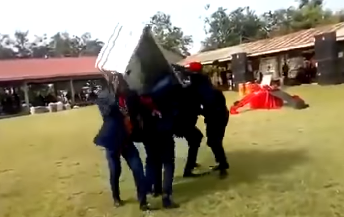 Detik-detik sebelum peti mati terjungkal.