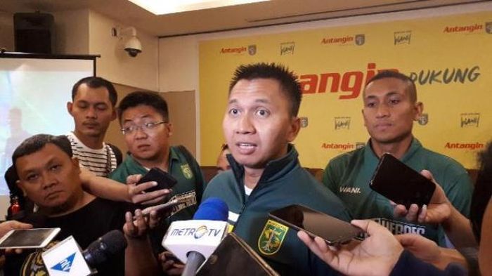 Presiden Persebaya Surabaya Azrul Ananda saat diwawancarai seusai menghadiri acara dukungan Antangin untuk Persebaya di The Bridge Function, Kuningan, Jakarta, Jumat (10/5/2019). 