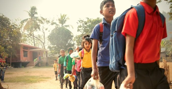 Anak-anak datang dengan membawa sampah plastik