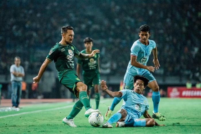 Aksi Gelandang Persebaya Surabaya, Damian Lizio, saat melawan Persela Lamongan pada laga uji coba di Stadion Gelora Bung Tomo (GBT), Surabaya, pada 11 Mei 2019.