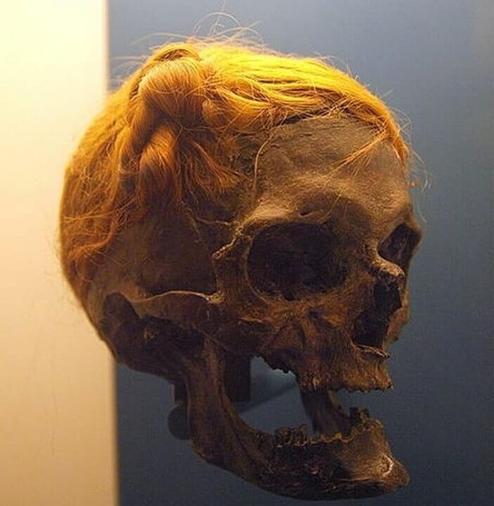 Menyimpan rambut orang mati