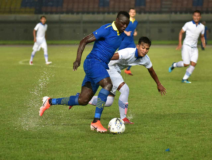 Ezechiel Ndouassel menggiring bola dalam kawalan Indra Mustafa saat gim internal Persib Bandung di Stadion Si Jalak Harupat, Bandung, pada 12 Mei 2019