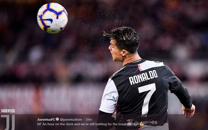 Megabintang Juventus, Cristiano Ronaldo, beraksi dalam laga Liga Italia melawan AS Roma di Stadion Olimpico, Minggu (12/5/2019).