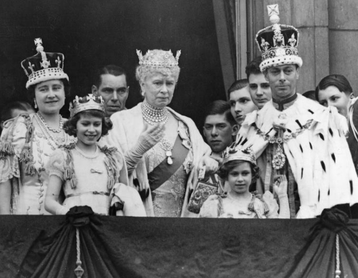 Ratu Elizabeth II, kedua dari kiri, menghadiri upacara penobatan orang tuanya, Raja George VI dan Ratu Elizabeth pada tahun 1937.