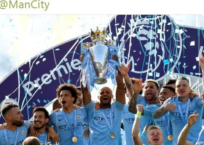 Para pemain Manchester City merayakan keberhasilan menjuarai Liga Inggris 2018-2019 usai mengalahkan Brighton &amp; Hove Albion di Stadion Amex, Minggu (12/5/2019).