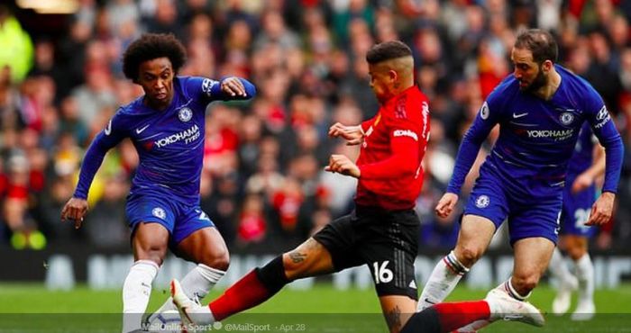 Bek Manchester United, Marcos Rojo, menerjang kaki winger Chelsea, Willian, pada laga pekan ke-36 Liga Inggris di Stadion Old Trafford, 28 April 2019.