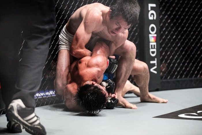 Atlet ONE Championship asal Jepang, Shinya Aoki (atas).