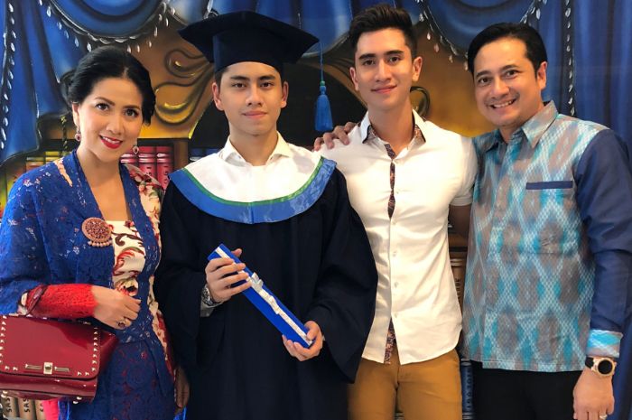 Venna Melinda dan Ivan Fadillah bersama kedua anaknya  