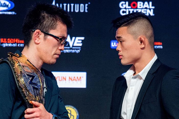 Atlet ONE Championship asal Jepang, Shinya Aoki (kiri), berpose dengan petarung dari Singapura, Christian Lee.