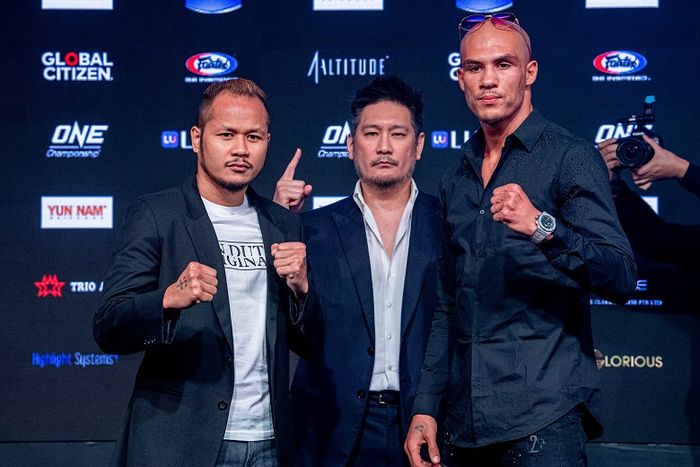 Atlet ONE Championship asal Thailand, Yodsanklai IWE Fairtex (kiri), berpose dengan petarung dari Prancis, Samy Sana.