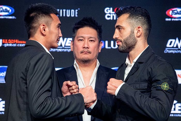 Atlet ONE Championship asal Thailand, Petchmorakot Petchyindee Academy (kiri), berpose dengan petarung asal Italia, Giorgio Petrosyan.