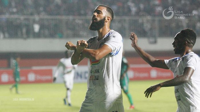 Penyerang Arema FC, Sylvano Comvalius saat merayakan golnya ke gawang PSS Sleman pada laga pembuka Liga 1 2019 di Stadion Maguwoharjo, Sleman, Rabu (15/5/2019).