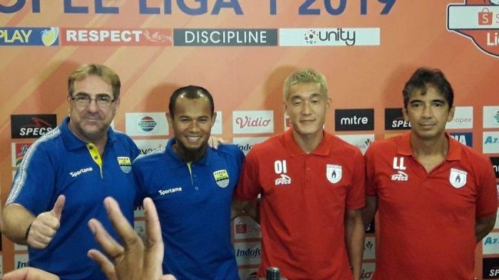 Dari kiri ke kanan: Pelatih Persib Bandung Robert Rene Alberts, Kapten Persib Bandung Supardi Nasir, gelandang Persipura Jayapura Oh In-kyun, dan Pelatih Persipura Jayapura Luciano Leandro pada sesi konferensi pers jelang laga, Jumat (17/5/2019).