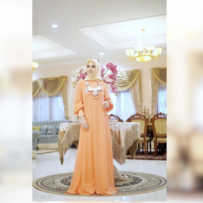 Inspirasi busana lebaran ala Syahrini