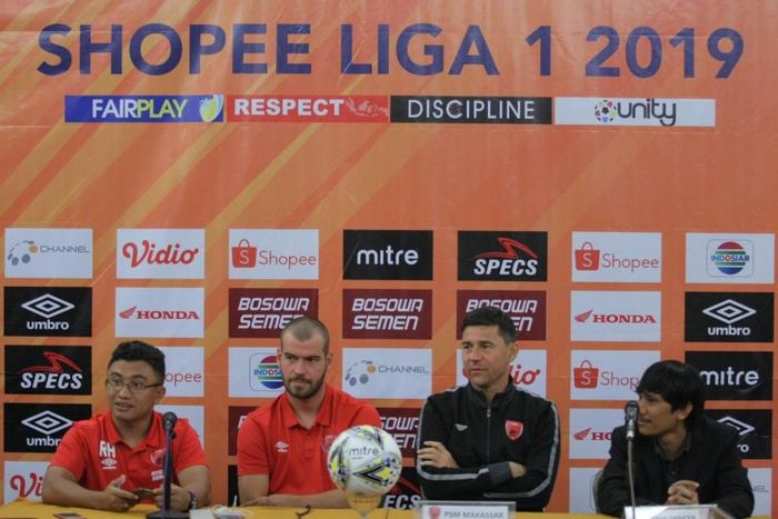 Pelatih PSM Makassar (tengah hitam), Darije Kalezic, dan pemainnya (tengah merah), Wiljan Pluim, menyampaikan komentar saat sesi konferensi pers sebelum pertandingan melawan Semen Padang pada pekan pertama Liga 1 2019.