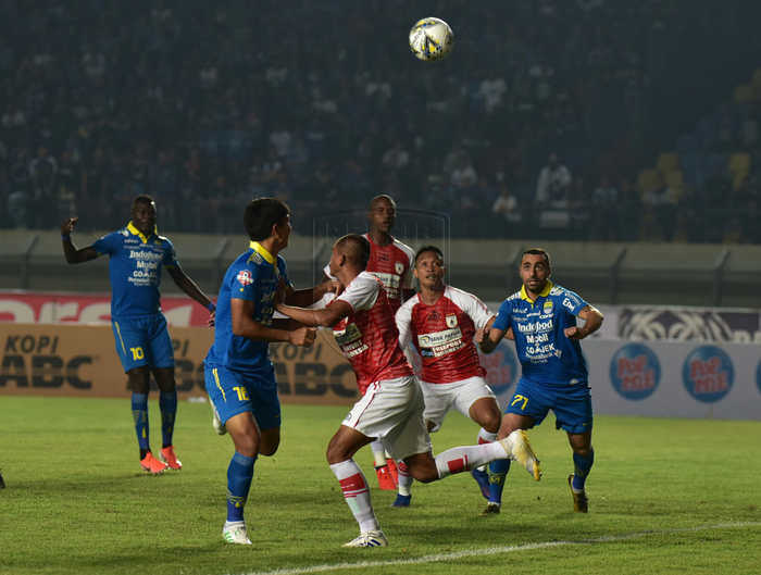 Para pemain Persib Bandung berebut bola dengan pemain Persipura Jayapura pada pekan pertama Liga 1 2019 di Stadion Si Jalak Harupat, Bandung, Sabtu (18/5/2019).