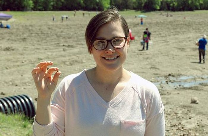 Seorang gadis menemukan berlian kecil, 