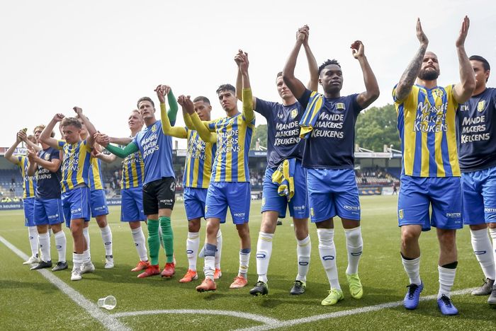 Selebrasi Ezra Walian (paling kanan) dan pemain RKC Waalwijk lainnya setelah menang atas Excelsior pada play-off promosi putaran kedua Liga Belanda di Stadion Mandemakers pada 19 Mei 2019. 