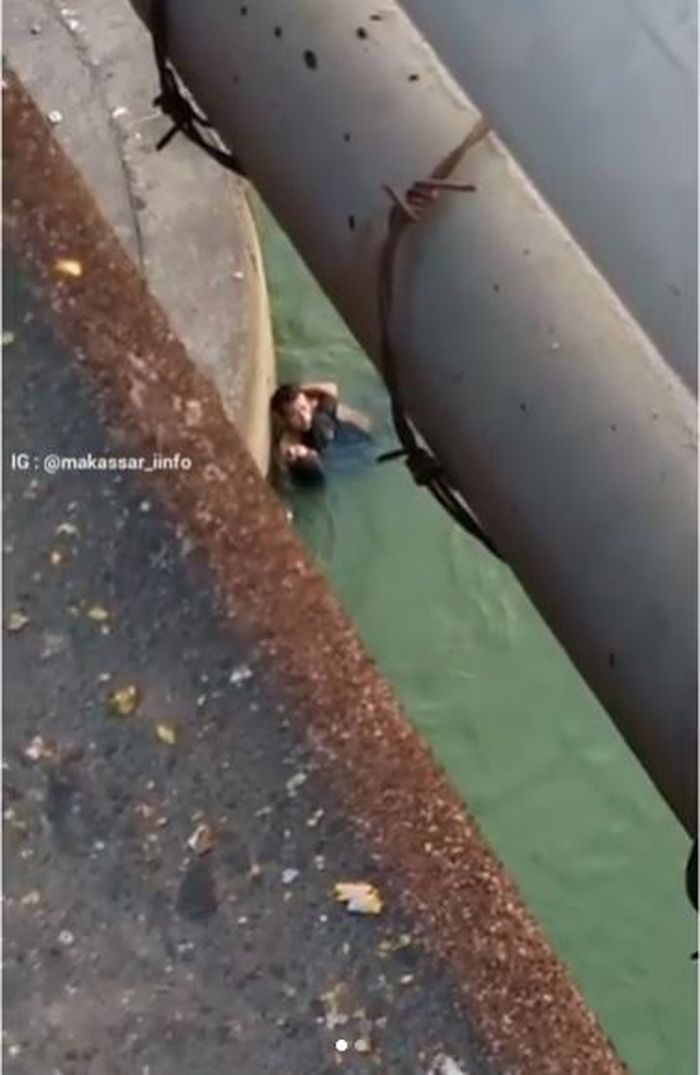 Seorang bapak menolong bocah nekat yang terjun ke sungai.