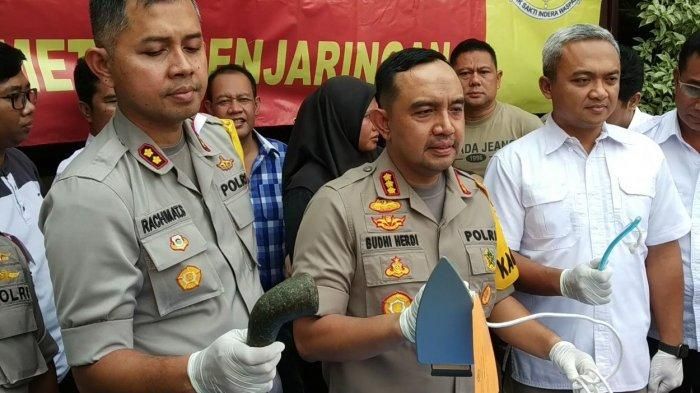 Polisi menunjukkan alat untuk menyiksa korban. 