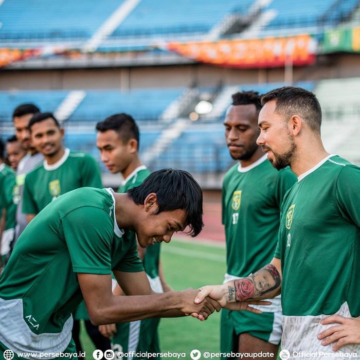 Mochamad Supriadi bersalaman dengan para pemain Persebaya di sesi latihan, Senin (20/5/2019).