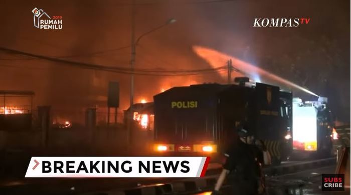 Tim kepolisian akhirnya memutup jalan KS Tubun atas aksi anarki massa 22 Mei yang terjadi Rabu (22/5/2019) pagi.