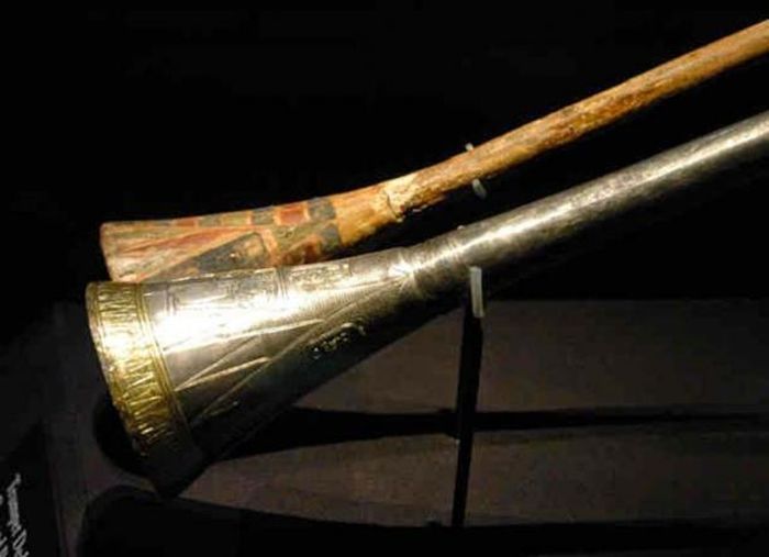 Terompet perak Tutankhamun dengan sisipan kayu.