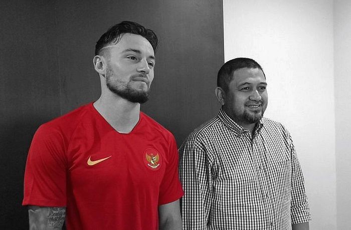 Gelandang PSM Makassar, Marc Klok,  mengenakan jersey timnas Indonesia bersama bos PSM Makassar, Munafri Arifuddin.