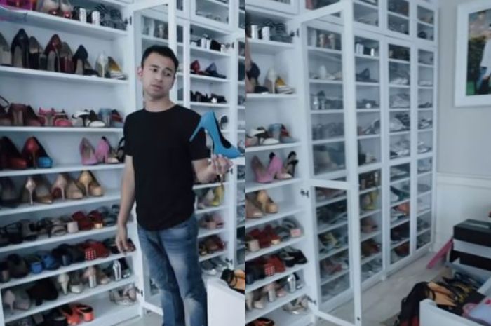 Raffi Ahmad menunjukkan koleksi sepatu milik Nagita Slavina