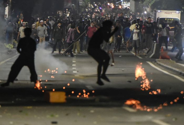 Massa melakukan perlawanan ke arah petugas di depan kantor Bawaslu di kawasan Thamrin, Jakarta, Selasa (21/5/2019).