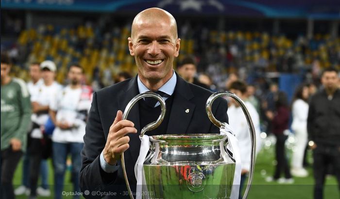 Pelatih Real Madrid, Zinedine Zidane, memamerkan trofi juara Liga Champions musim 2016-2017.